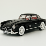 Vintage Die Cast Car 1:24 Scale - Classic Collectible Model with Detailed Interior and Exterior - Perfect for Car Enthusiasts and Collectors
